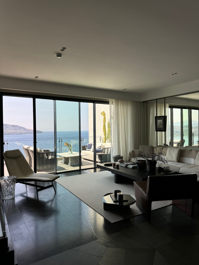Deniz manzaralı yatak odası